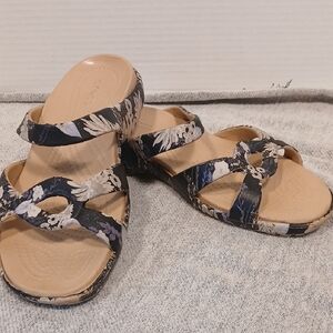 CROCS Cream and Black Sandals Comfortable Slip-On Sz 7